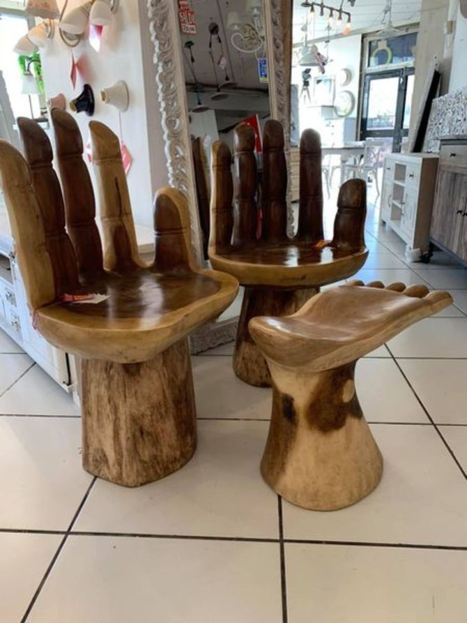 Sedie in legno a forma di mano e piede