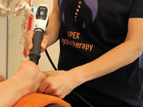 Bahrak from APEX Physiotherapy treating a patient with Shockwave Therapy