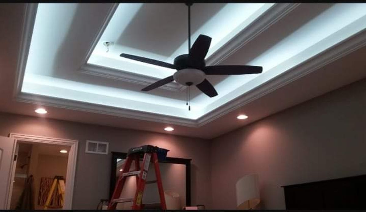 A ceiling fan is hanging from the ceiling of a room.