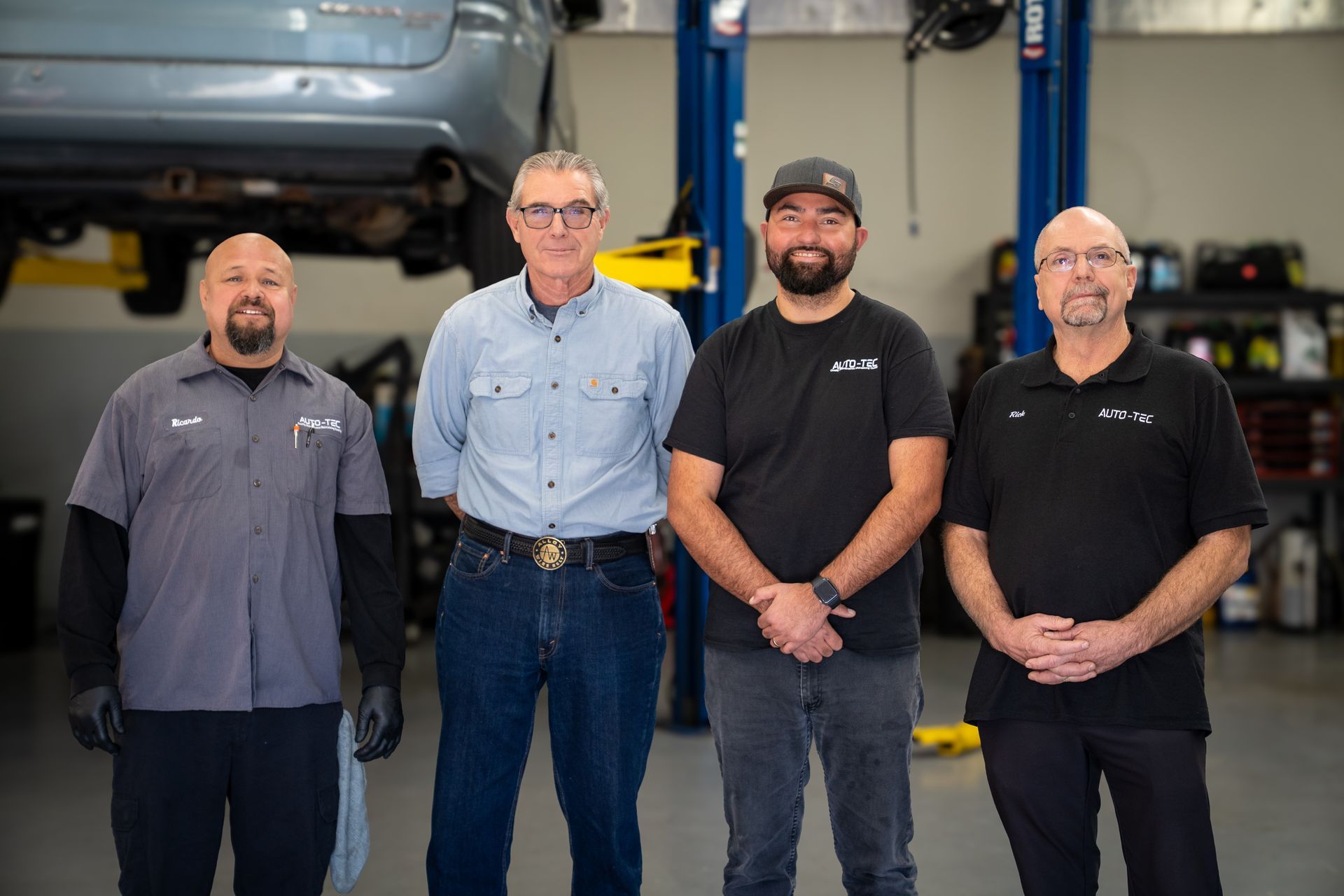 Diagram of an automotive air conditioning system, showing components like compressor, condenser, evaporator, and fan.