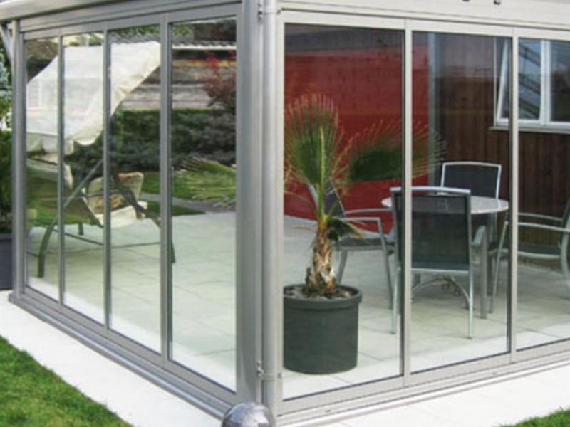 Un patio con tavolo, sedie e una pianta in vaso