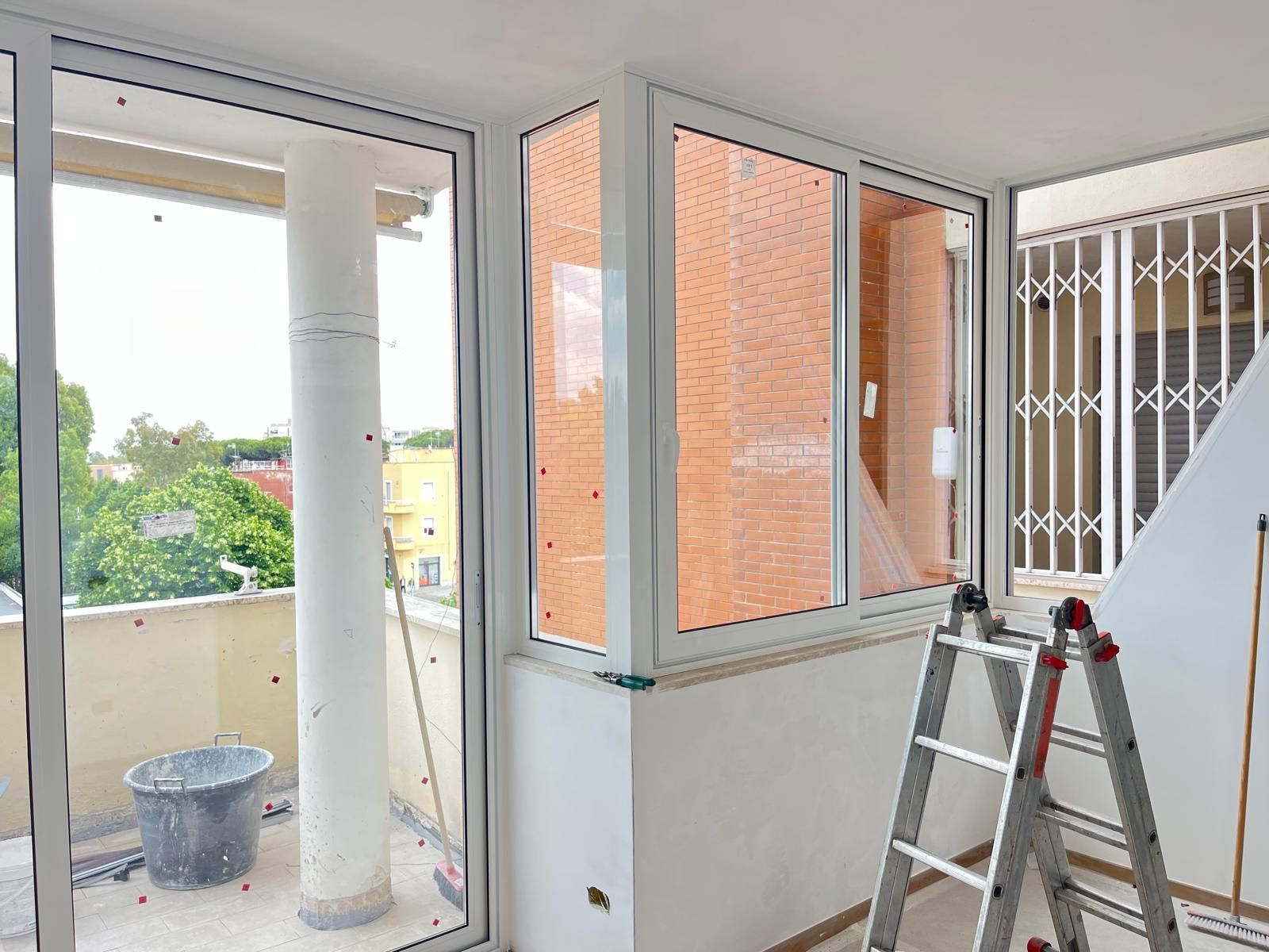 Una stanza con una scala e un secchio dentro.