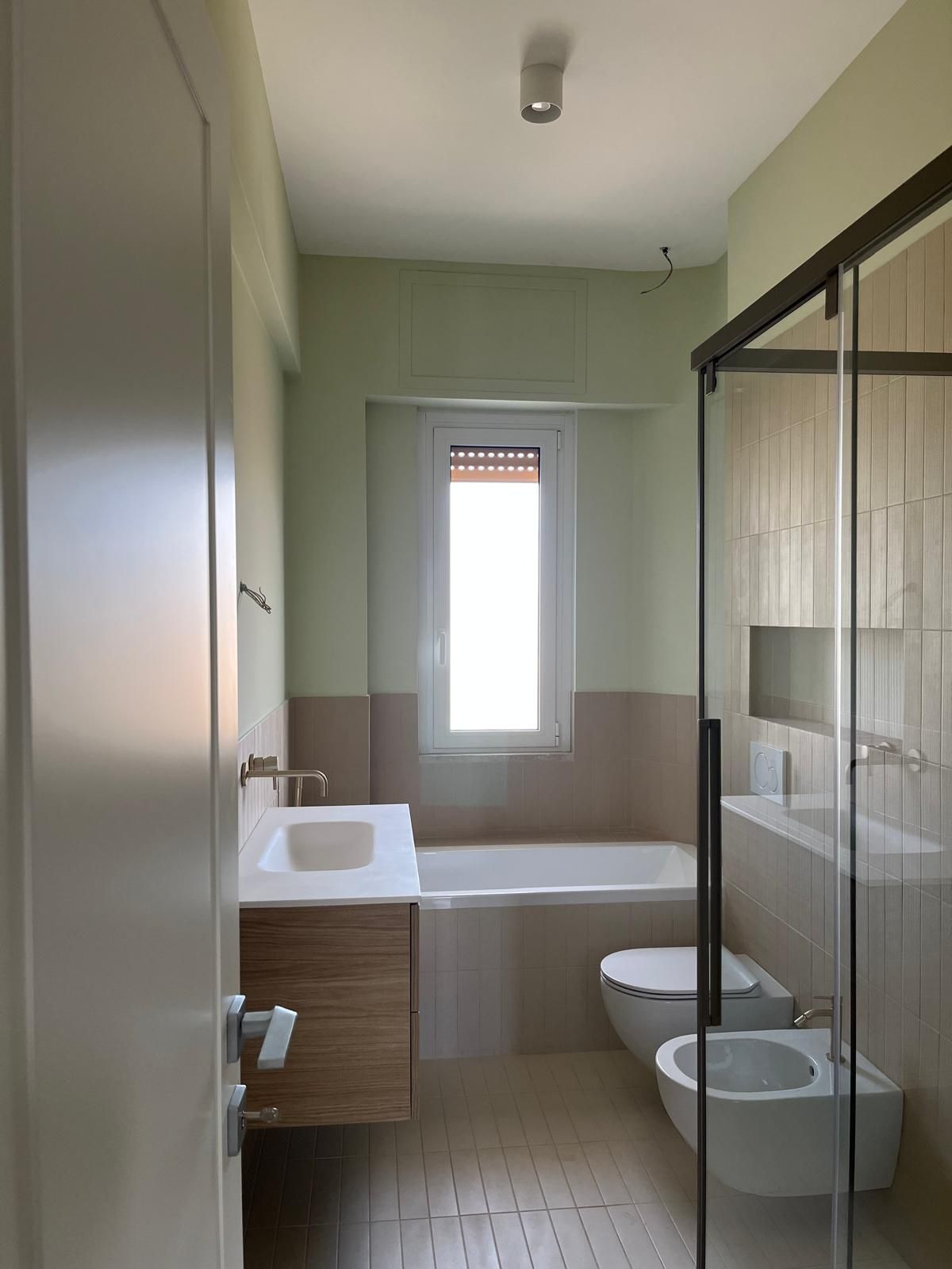 Un bagno con lavandino, WC e vasca da bagno