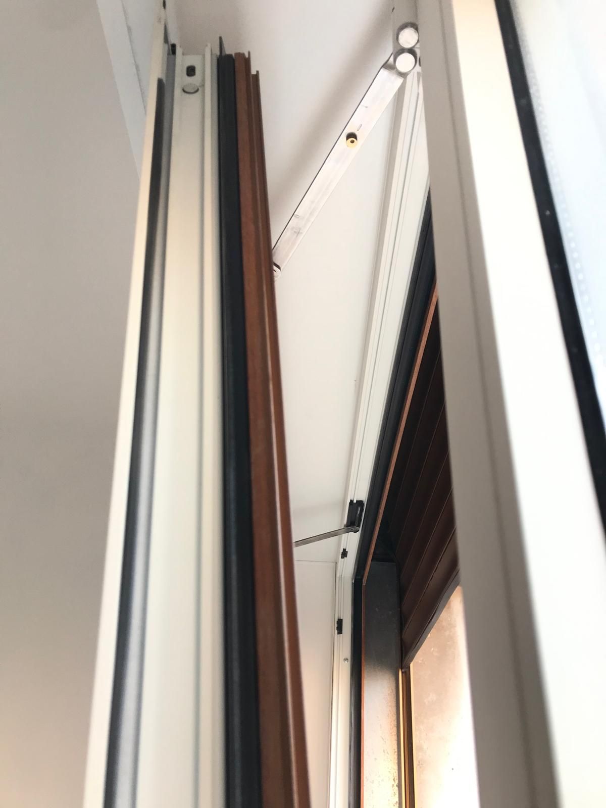 Un primo piano di una finestra con una porta scorrevole in vetro