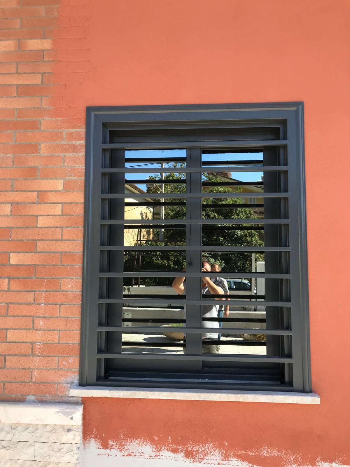 Un edificio in mattoni con una finestra con le sbarre