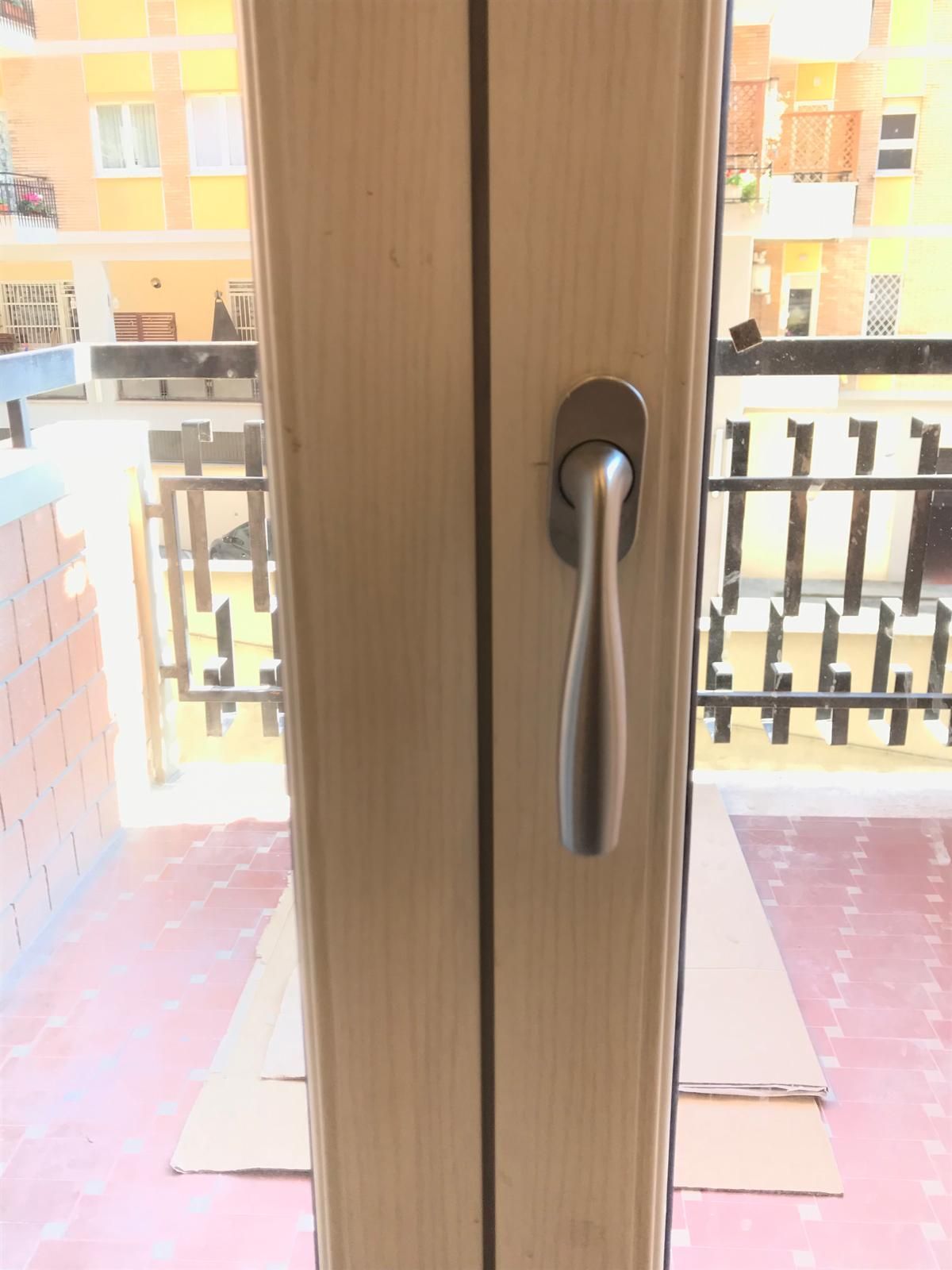 Primo piano di una porta di legno con maniglia di metallo.