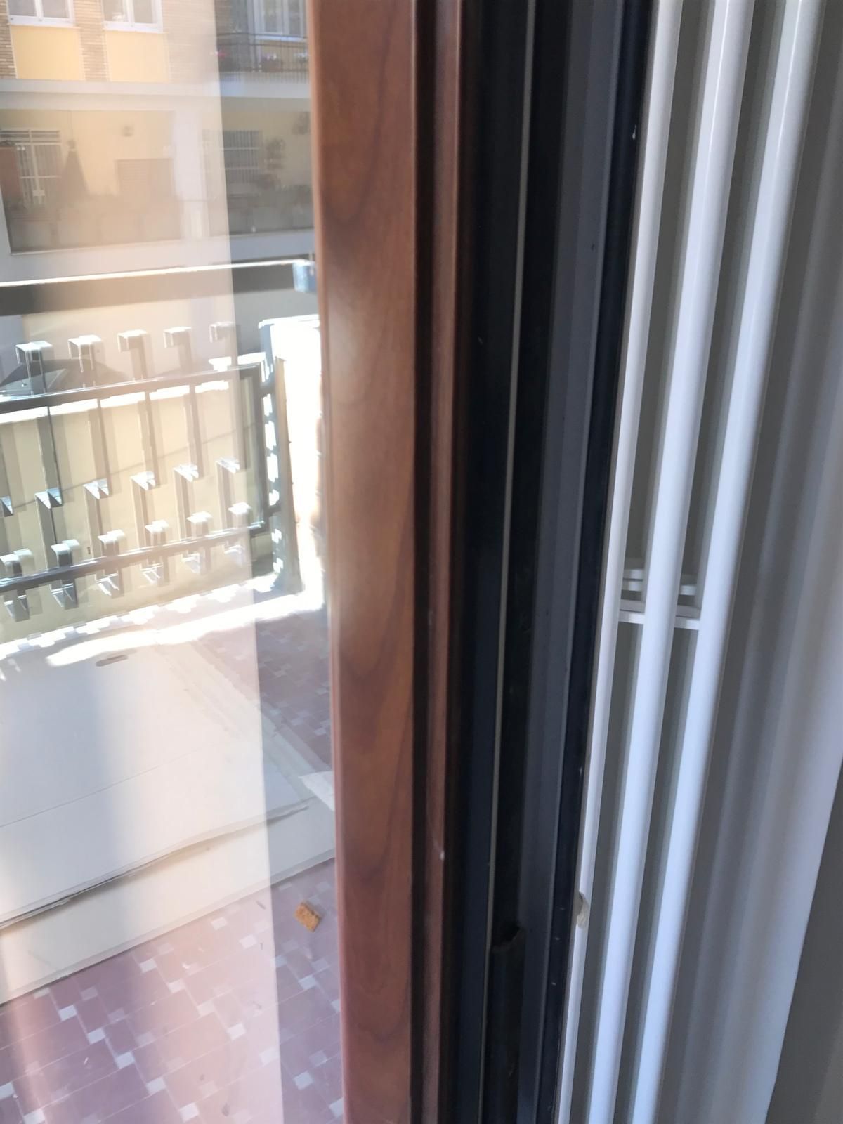 Un primo piano di una finestra con cornice in legno