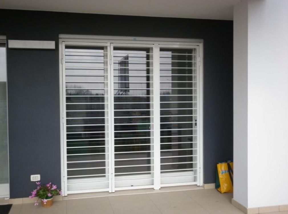 Una porta scorrevole in vetro con una recinzione attorno