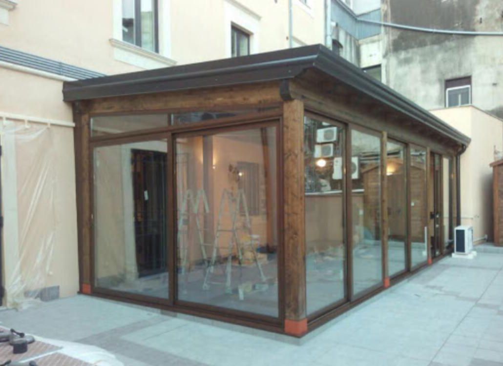 Una stanza con molte finestre e un tetto