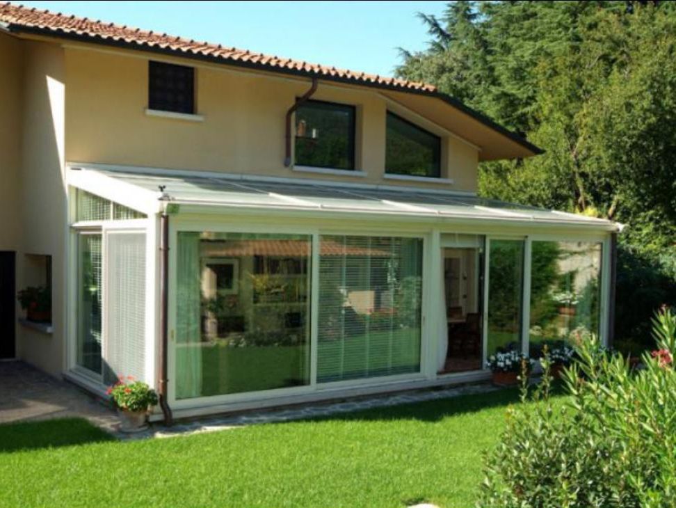 Una casa con una grande porta scorrevole in vetro