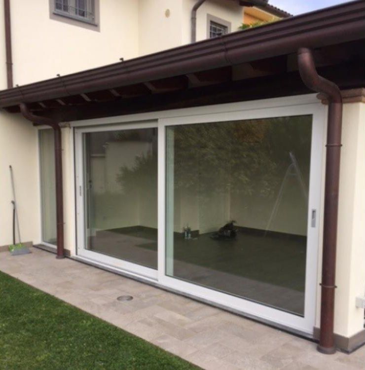 Una casa con porte scorrevoli in vetro sul lato