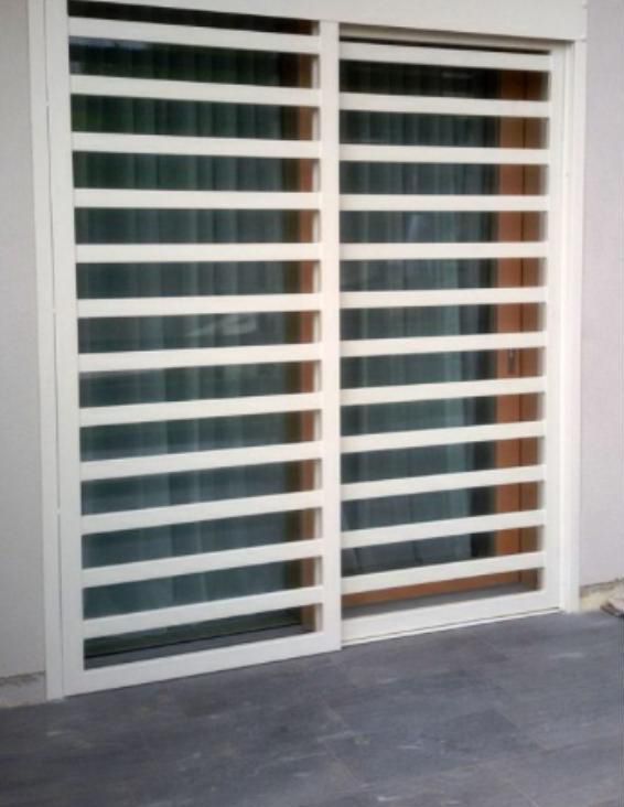 Una porta scorrevole in vetro con telaio in metallo bianco