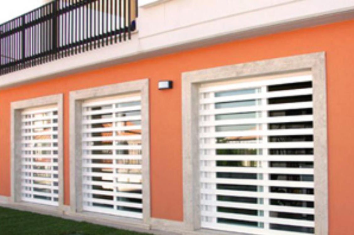 Una casa con molte finestre e un balcone