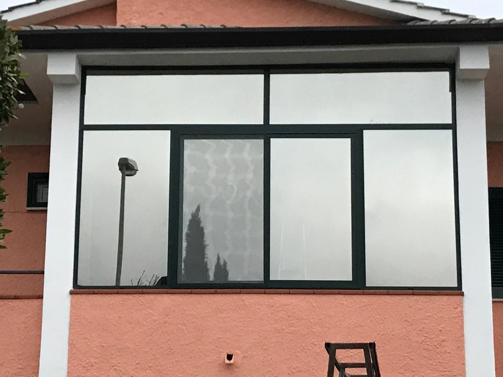 Una grande finestra sul lato di un edificio