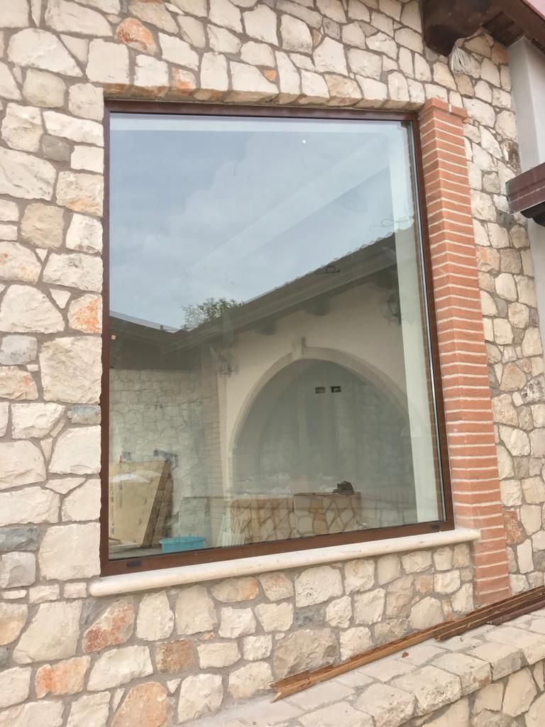 Una grande finestra sul lato di un edificio in pietra