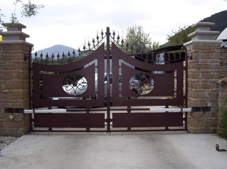 Un cancello marrone con un disegno circolare