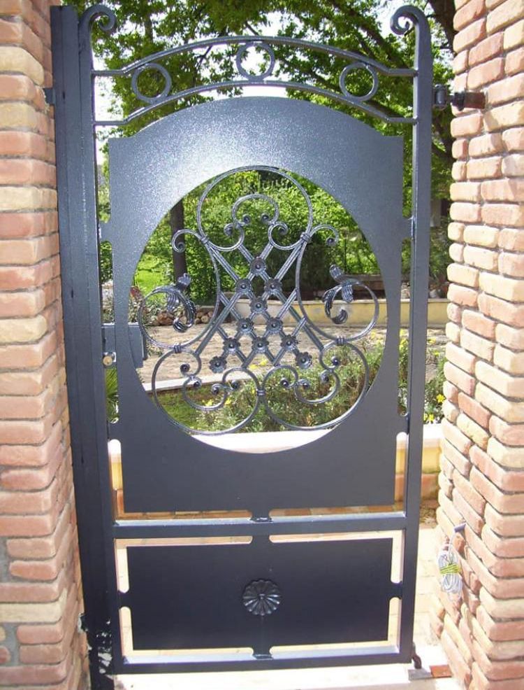 Un cancello nero con un disegno in ferro battuto
