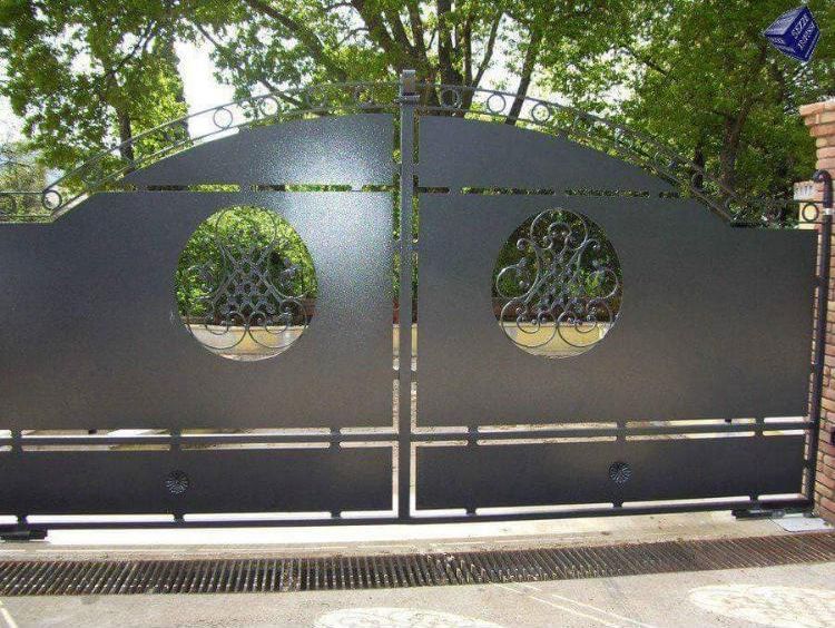 Un cancello nero con due cerchi tagliati fuori