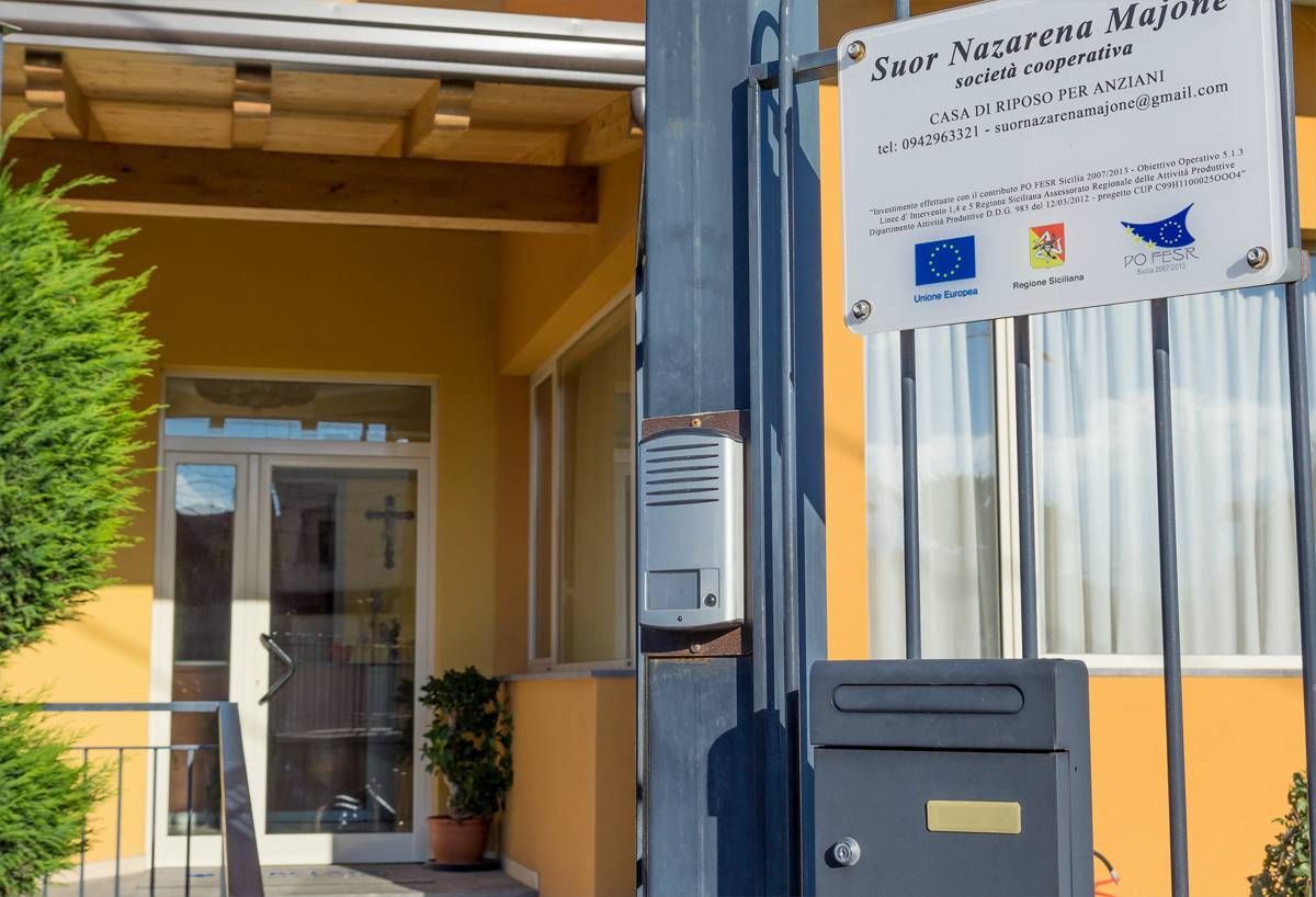 Ingresso di un edificio con un cartello con la scritta 