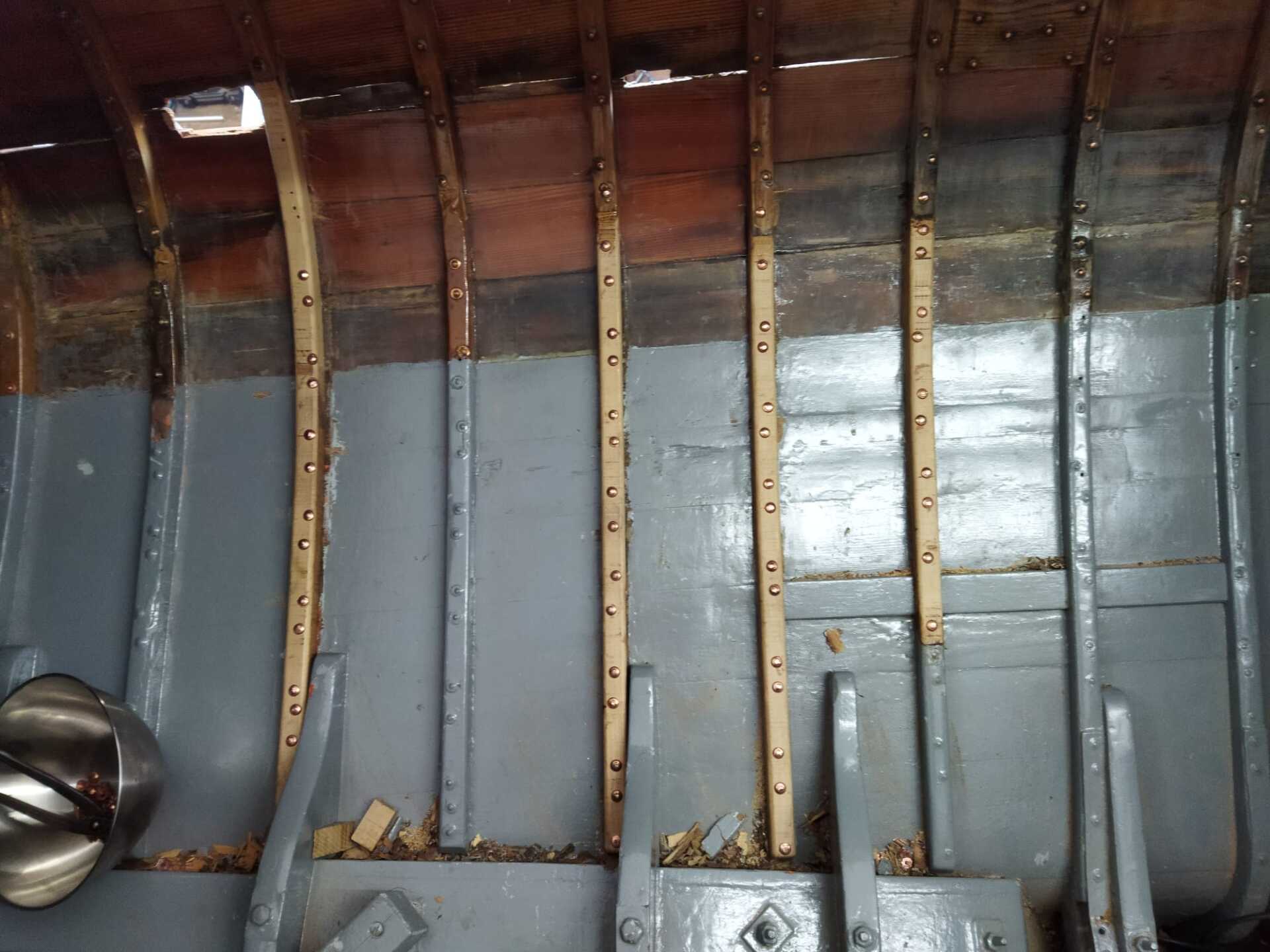 chantier naval balmer travail sur structure de bateau à morges