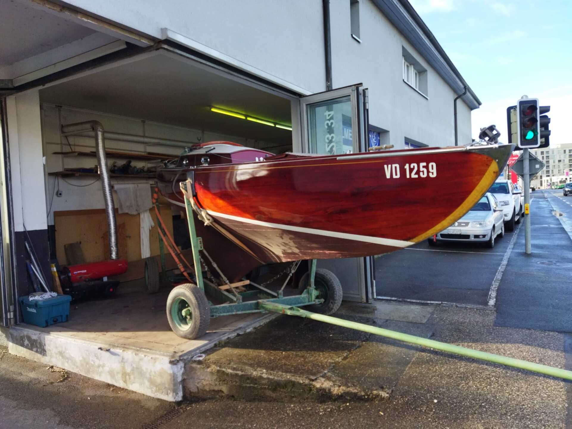 chantier naval balmer travail sur bateau technique rouge
