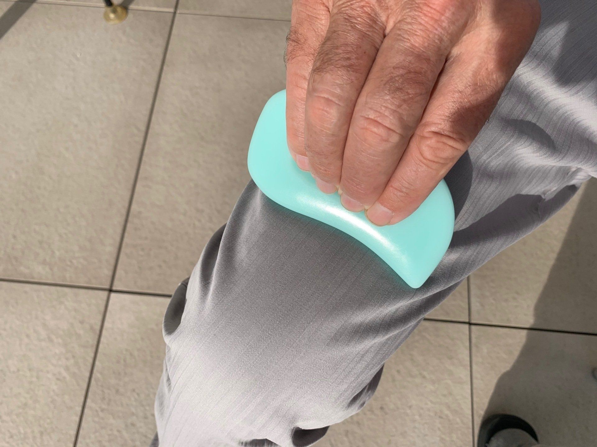 Fasciadisc für die Selbstmassage auf Kleidern