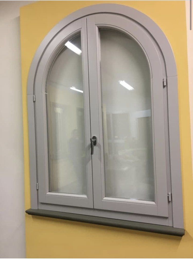 finestra con ante arrotondate in PVC