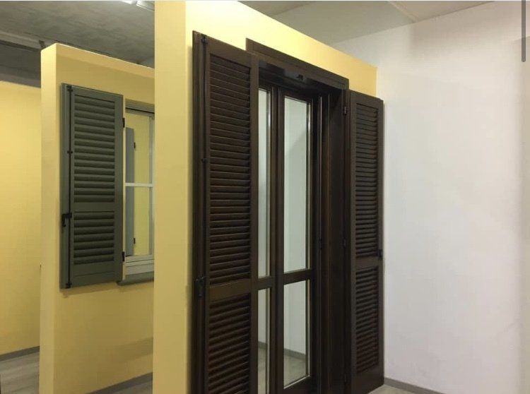 finestra in PVC marrone