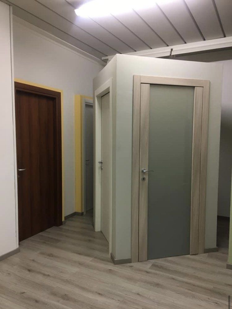 showroom con porte d'interni