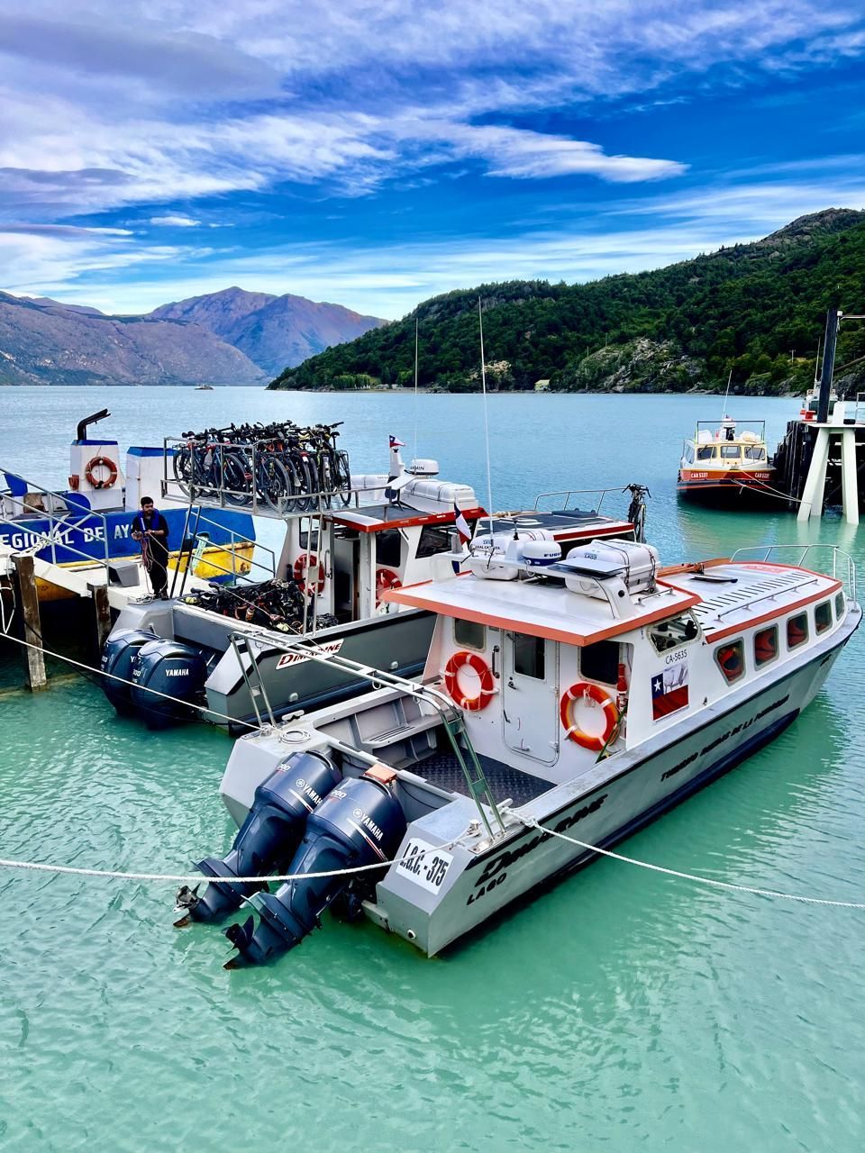Bicicletas listas para navegar el Lago O'Higgins - San Martín hacia Candelario Mancilla