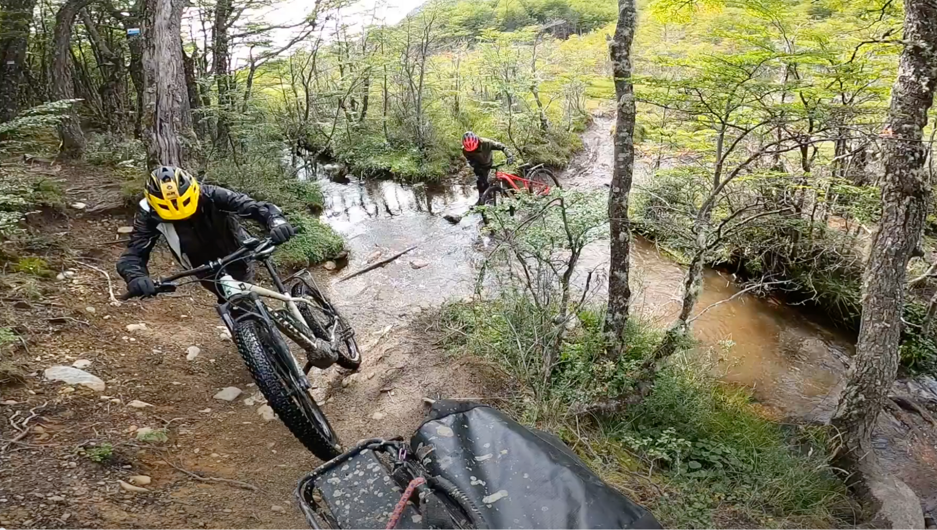 Cruce del arroyo al final del mallín y la laguna Larga hacia Lago del Desierto- Paso Dos Lagunas.