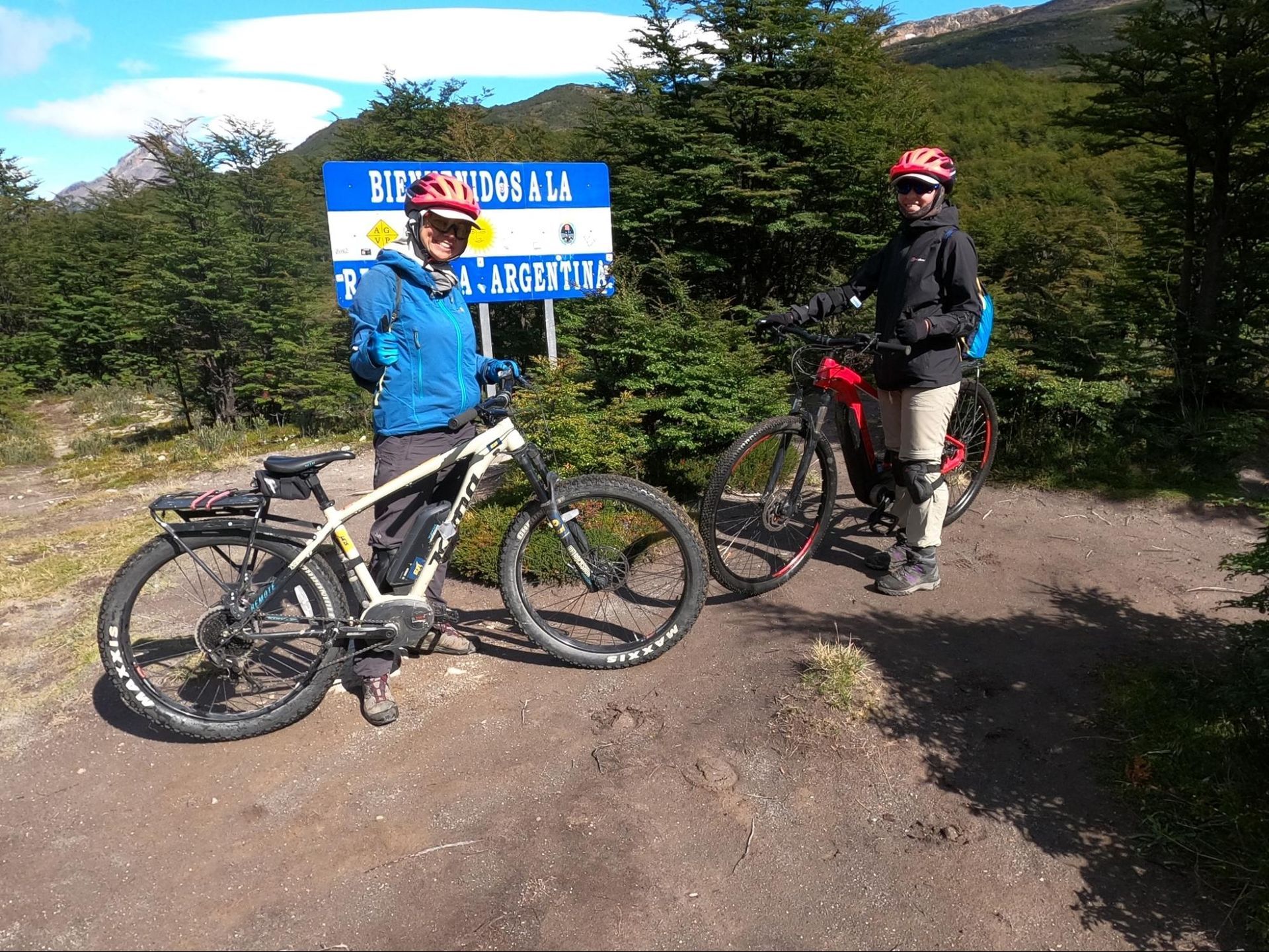 Nuestras primera riders desde Polonia en el Hito Fronterizo Argentina-Chile. Una travesía en eBike por el cruce binacional Paso 2 Lagunas - entre Candelario Mancilla con Lago del Desierto.