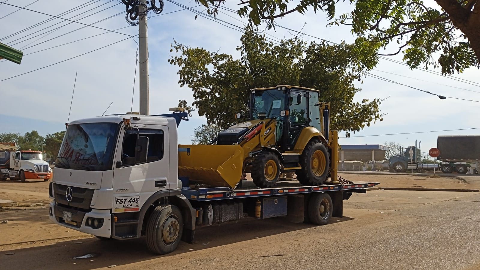 Una grúa con un tractor en la parte trasera.