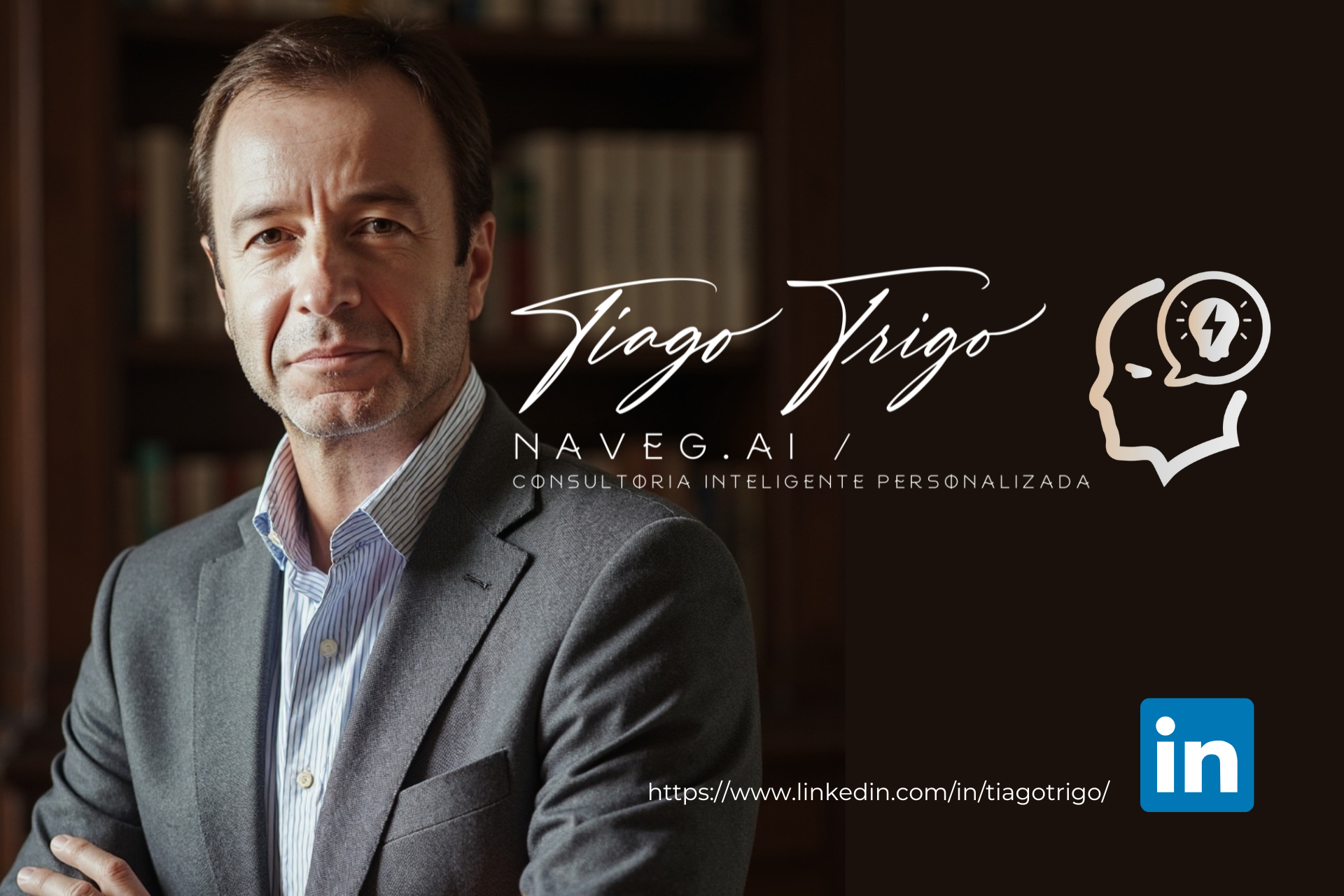 Tiago Trigo, de terno, em pé em uma biblioteca; texto sobreposto: Naveg.AI. Ícone do LinkedIn.