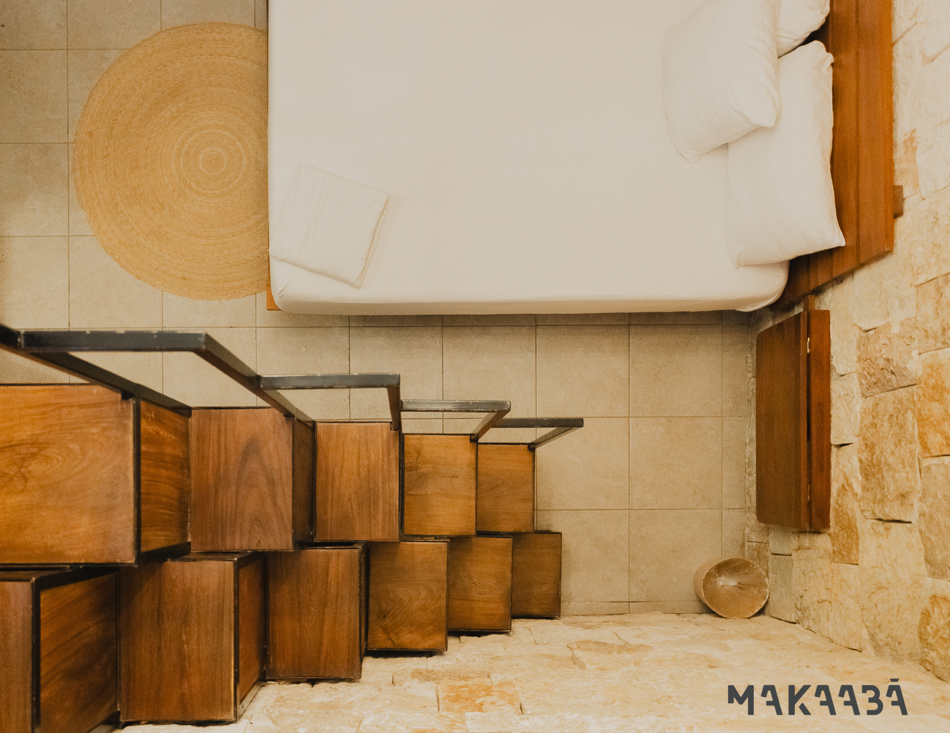 Habitación suite con una cama king y una cama matrimonial en Hotel Makaabá. 