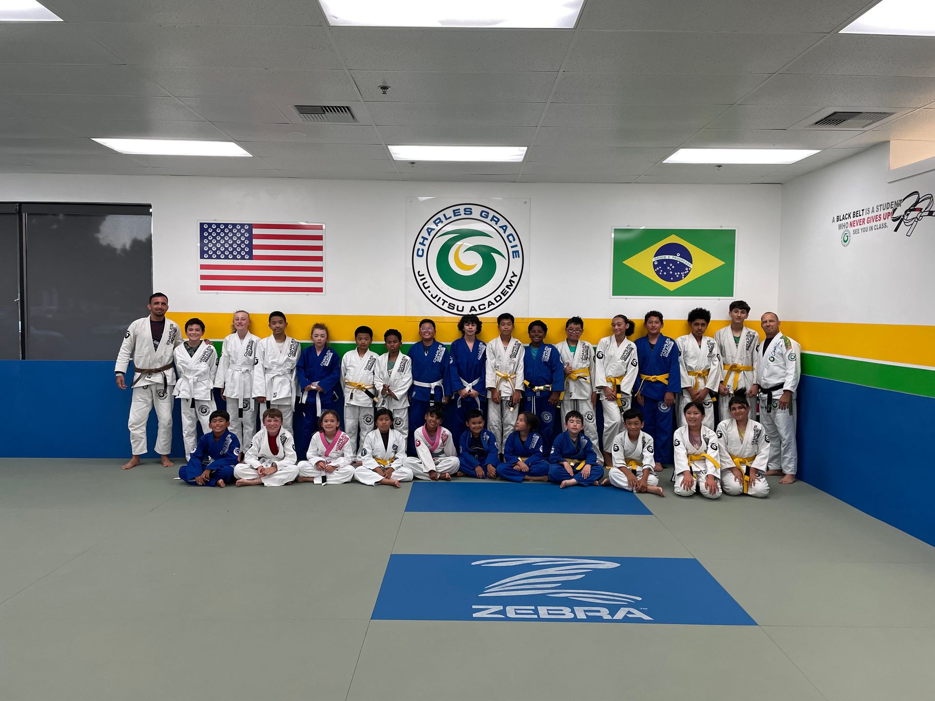 A group of people are posing for a picture in a gym.
