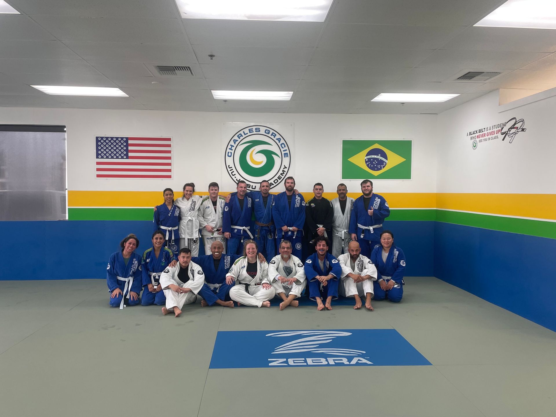 A group of people are posing for a picture in a gym.