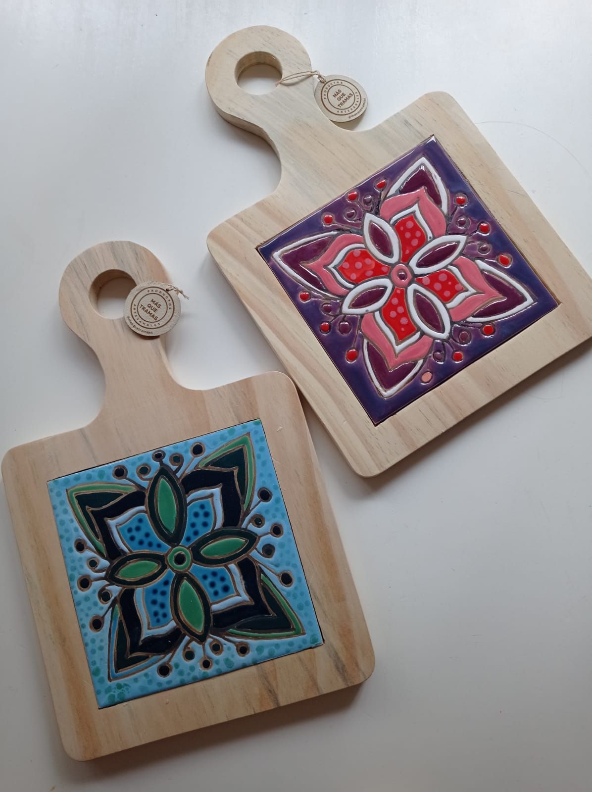 Dos tablas de cortar de madera con un diseño floral.