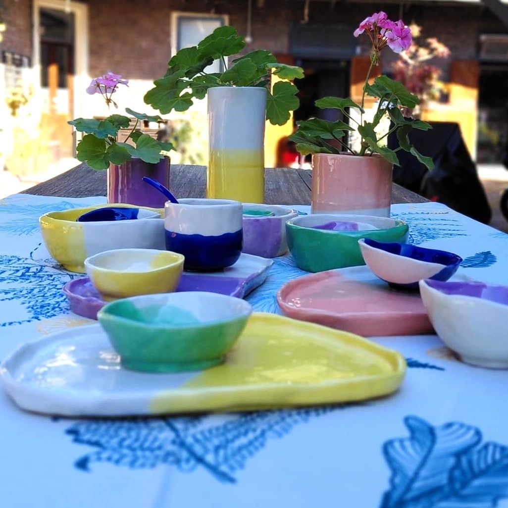 Una mesa con un montón de cuencos y platos encima.