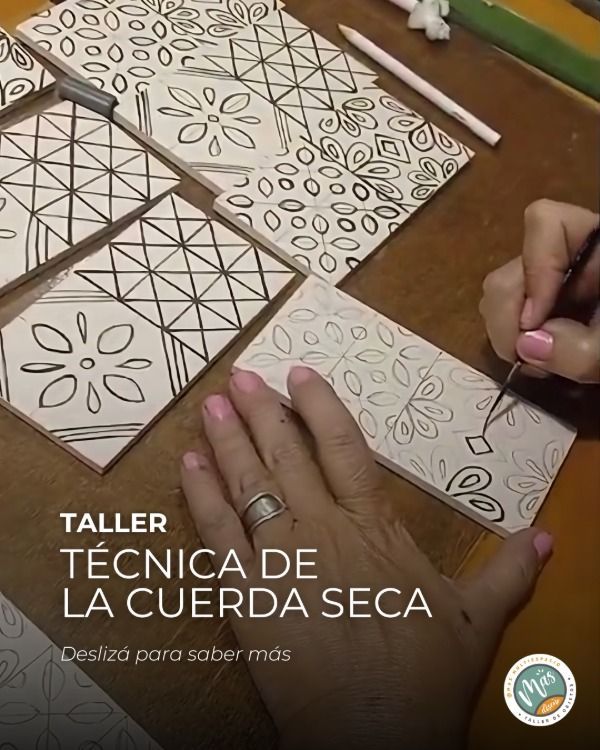 Una mujer está dibujando en un azulejo con un pincel.