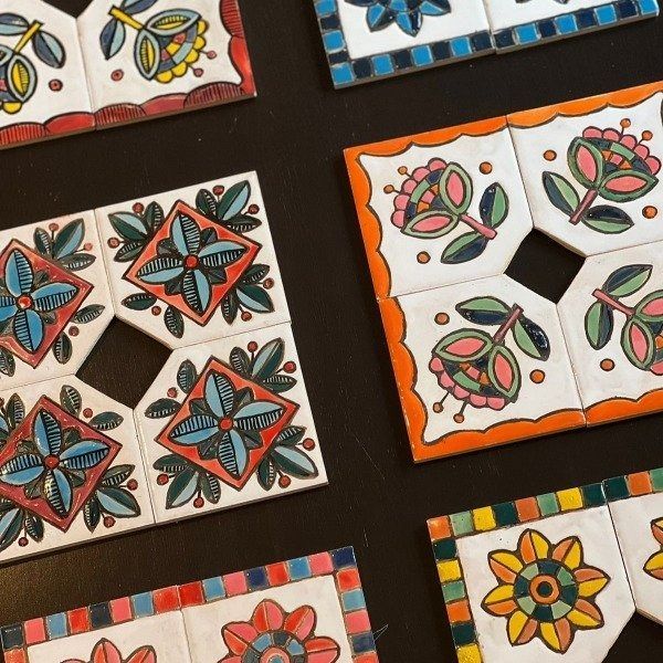 Un montón de azulejos coloridos con flores y hojas.