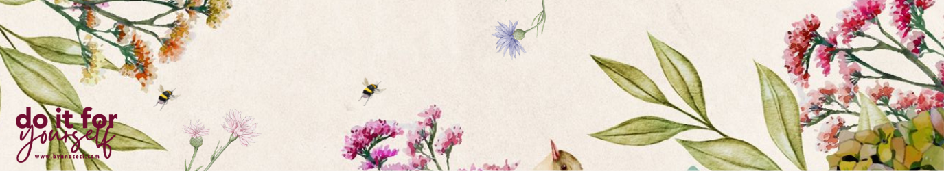 Un primer plano de una planta con hojas frente a un letrero que dice energía positiva.