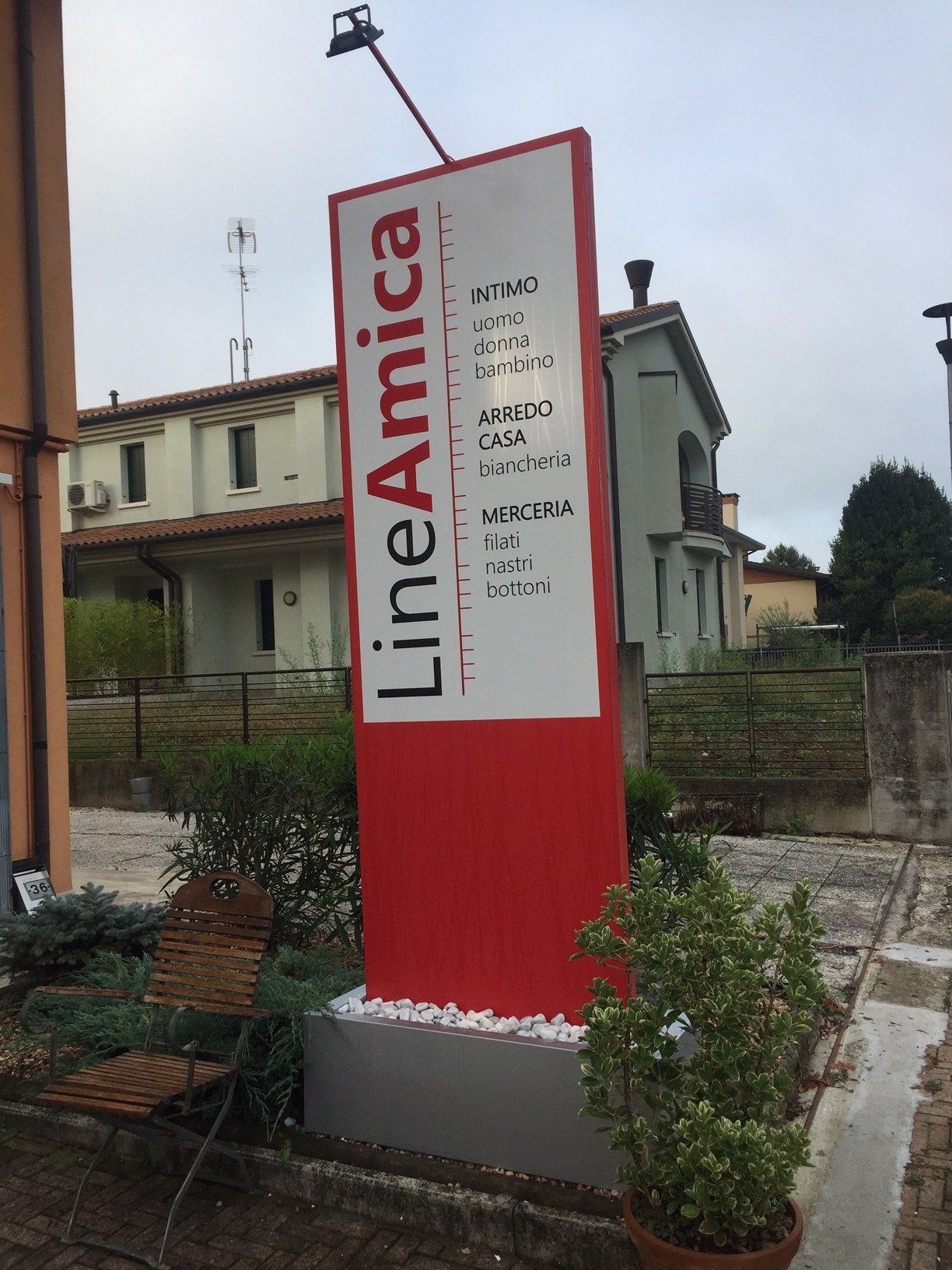 Totem pubblicitario 2