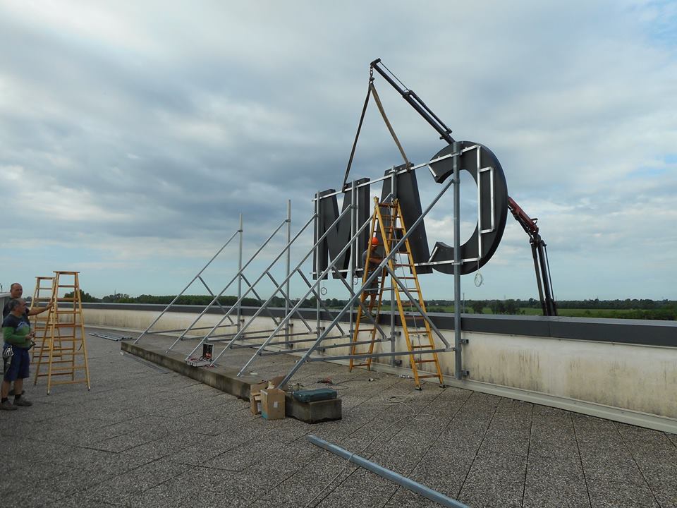 Montaggio cartellone pubblicitario