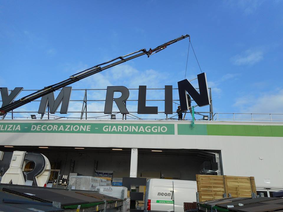 Posa insegna pubblicitaria