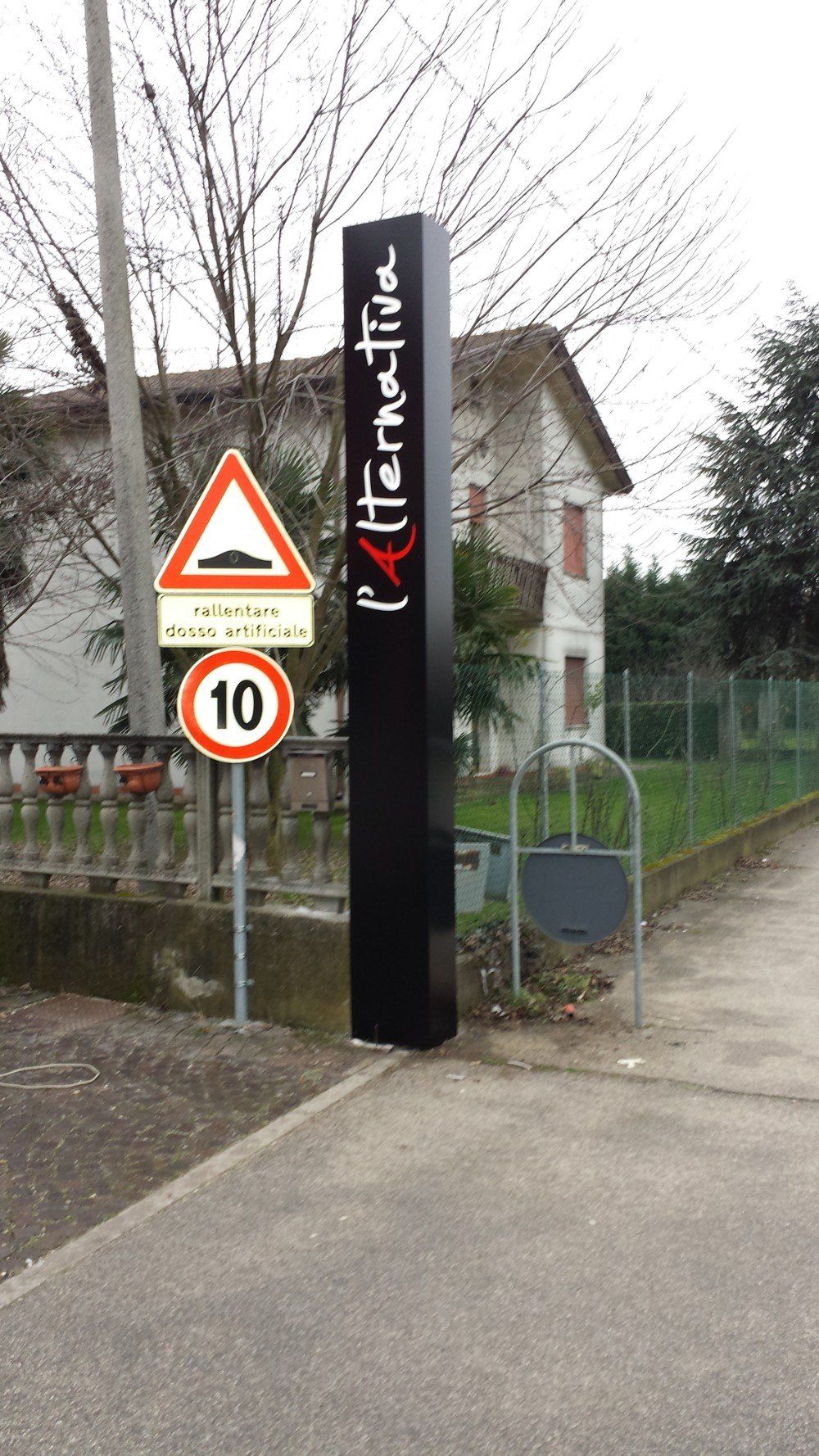 Totem pubblicitario esterno