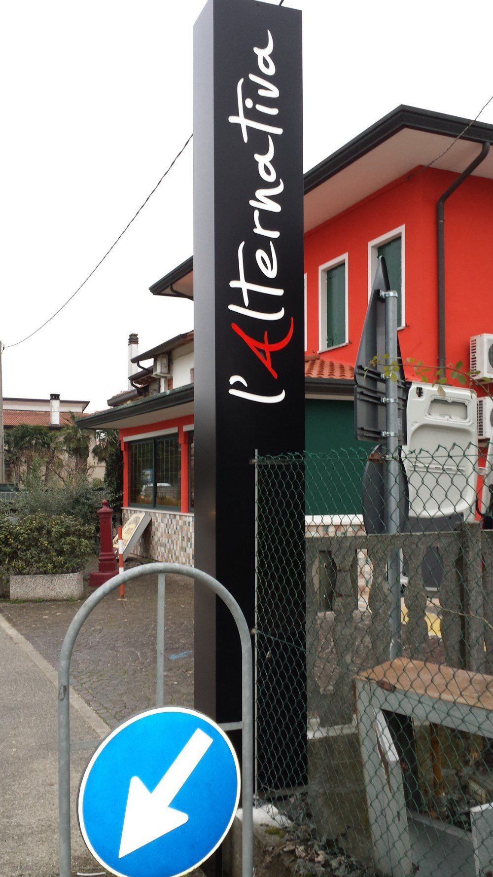 Totem pubblicitario esterno