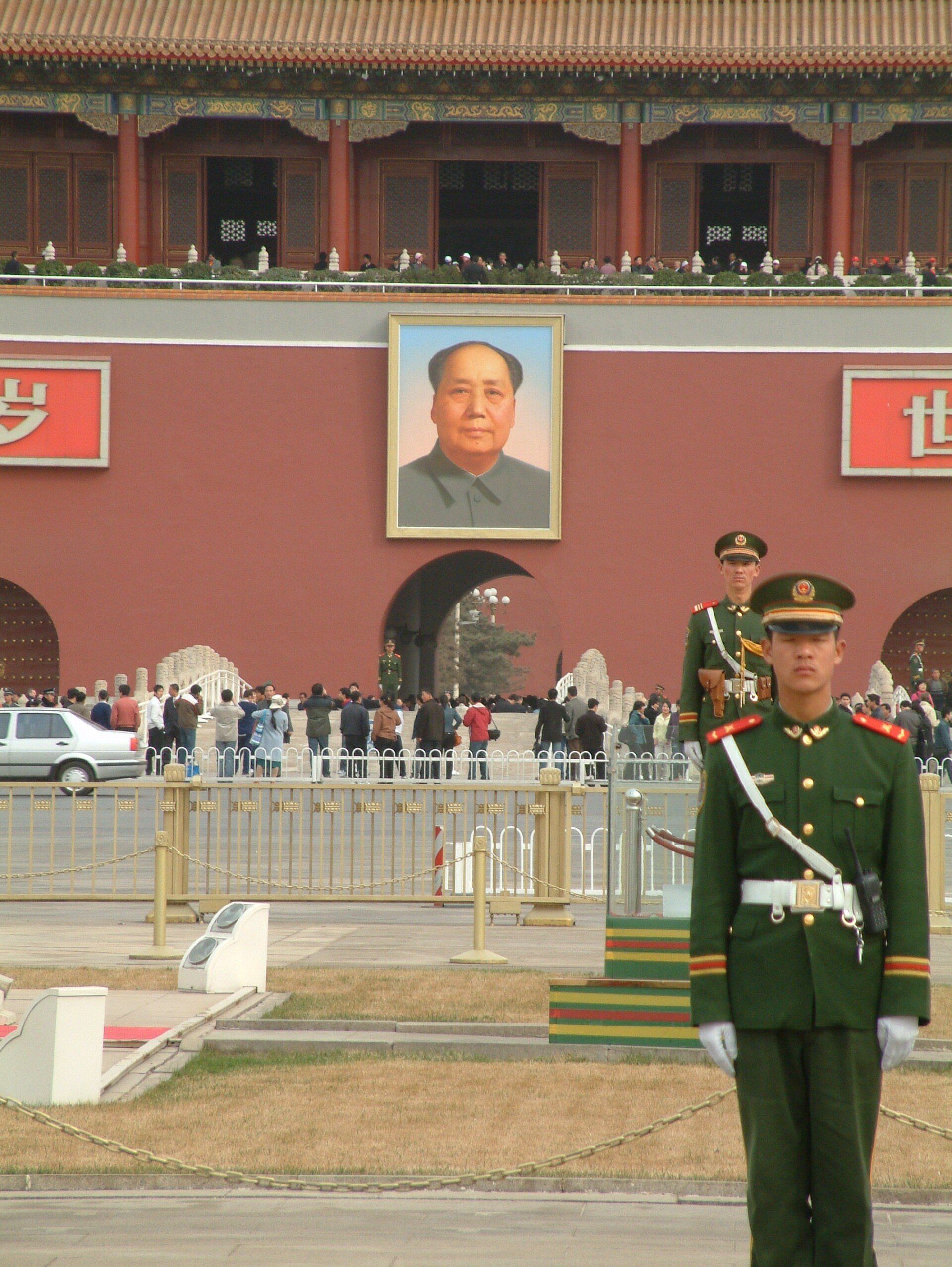 foto van soldaat op wacht bij de verboden stad in Beijing genomen door Bart Limburg