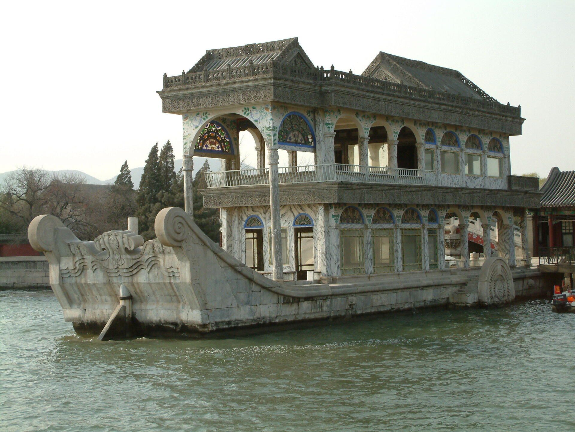 Marmeren boot met sierlijke architectuur op het water, waarschijnlijk in China.
