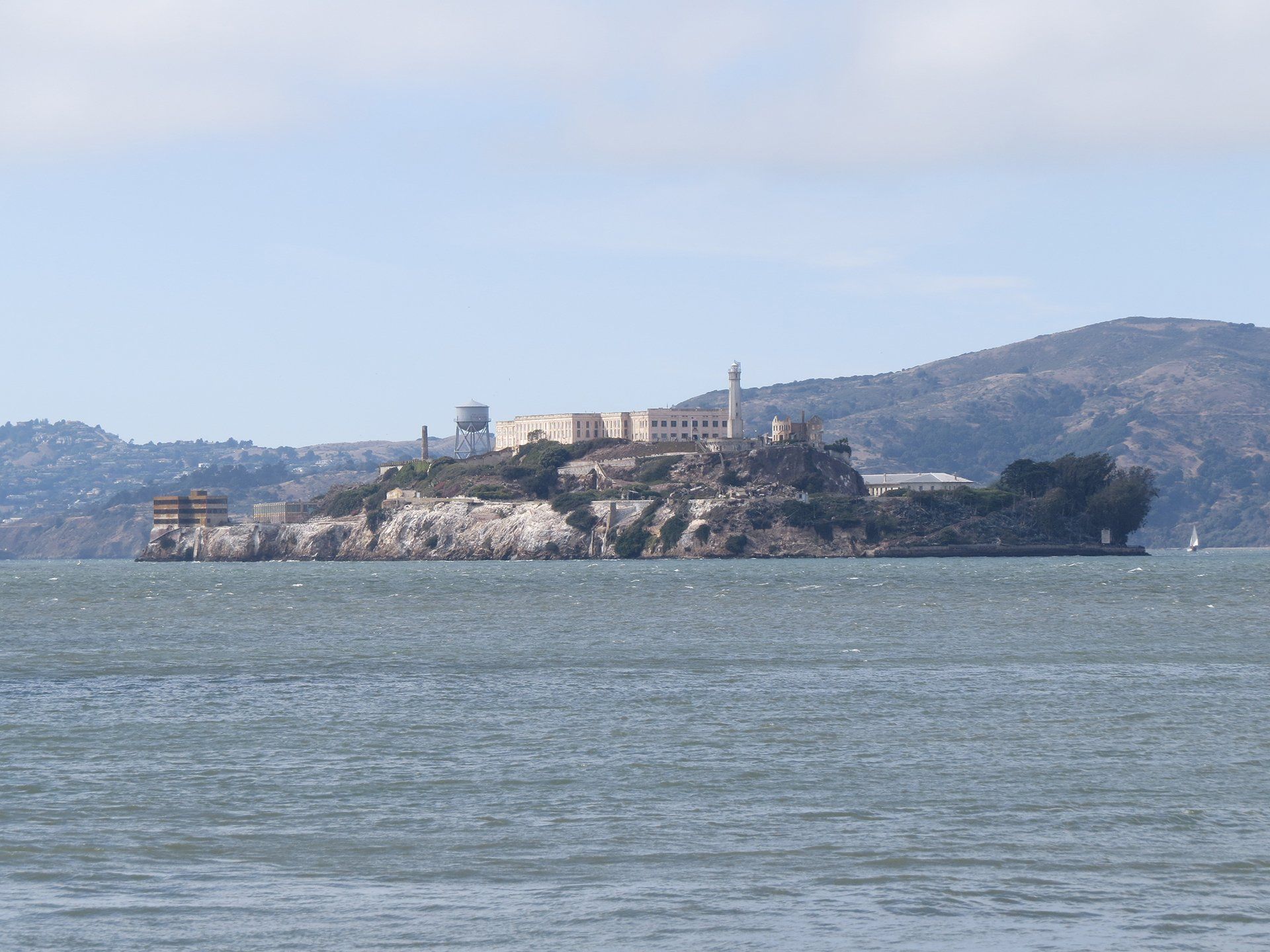 Alcatraz Island in de baai van San Francisco, met de gevangenisgebouwen op een rotsachtig eiland omgeven door water.